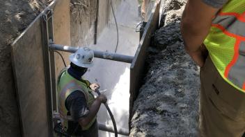 crews place Gilsulate powder insulation